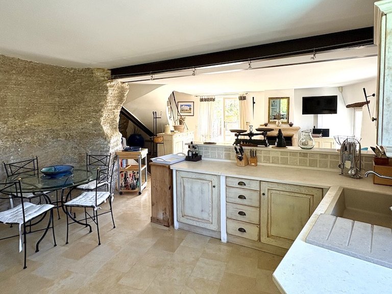 Villa for Sale in Gordes, The Luberon / Vaucluse 6