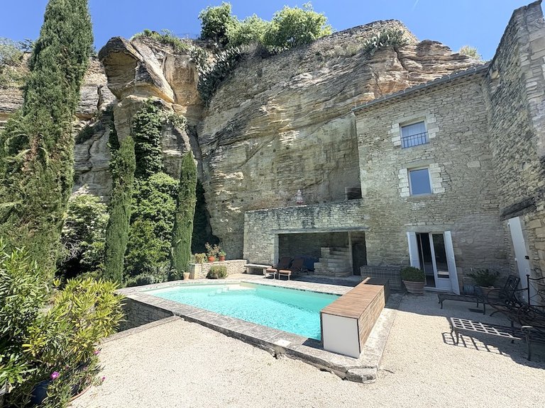 Villa for Sale in Gordes, The Luberon / Vaucluse 2