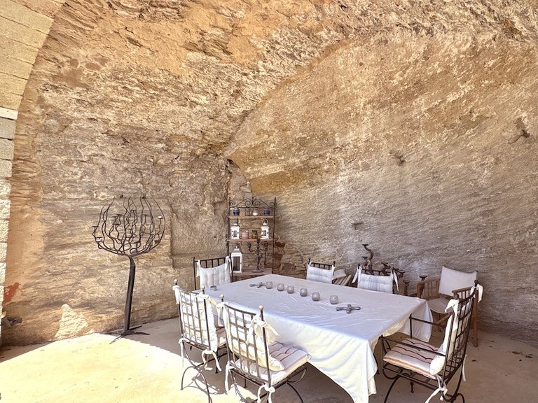 Villa for Sale in Gordes, The Luberon / Vaucluse 5