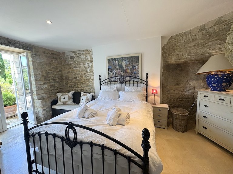 Villa for Sale in Gordes, The Luberon / Vaucluse 10