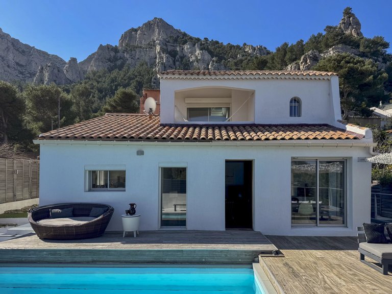 Villa for Sale in Marseille, Marseille & Cote Bleu 2
