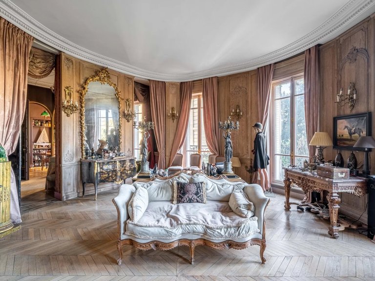 Apartment for Sale in 16th (trocadéro - Etoile - Passy), Golden Triangle - Trocadéro (8th - 16th) 1