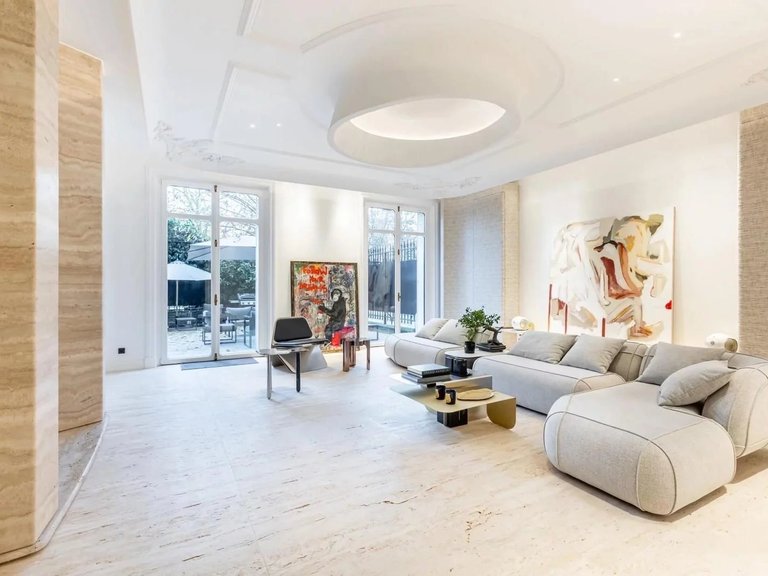 Apartment for Sale in 16th (trocadéro - Etoile - Passy), Golden Triangle - Trocadéro (8th - 16th) 1