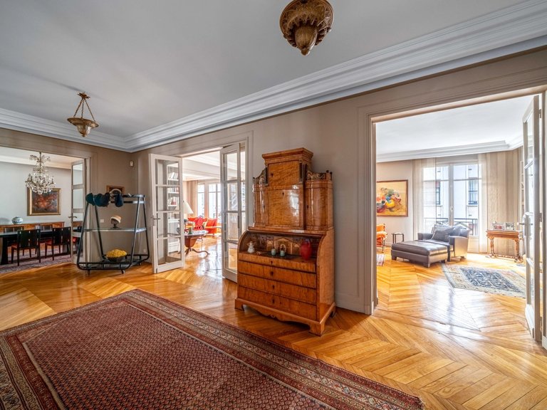 Apartment for Sale in 16th (trocadéro - Etoile - Passy), Golden Triangle - Trocadéro (8th - 16th) 2