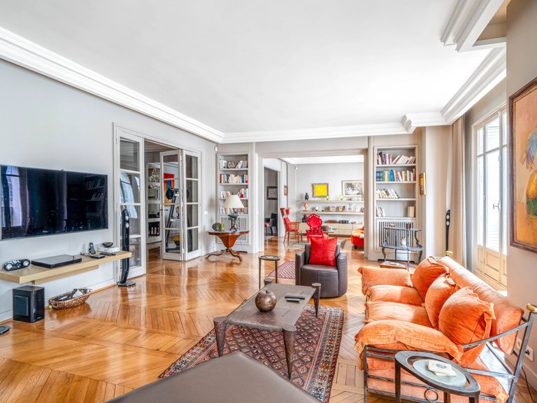 Apartment for Sale in 16th (trocadéro - Etoile - Passy), Golden Triangle - Trocadéro (8th - 16th) 3