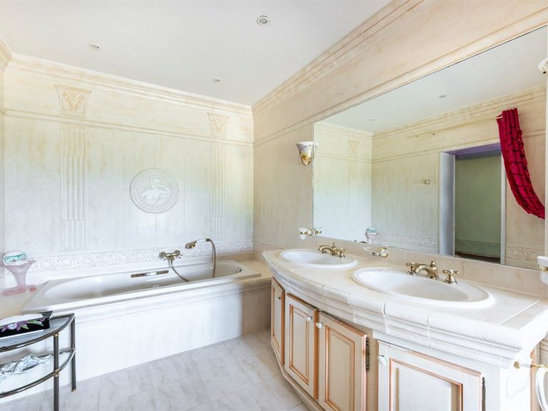Villa for Sale in Cabris, Mougins, Valbonne, Grasse Area 17