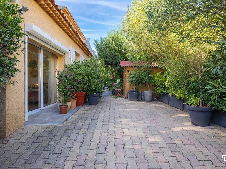 Villa for Sale in Marseille, Marseille & Cote Bleu 15