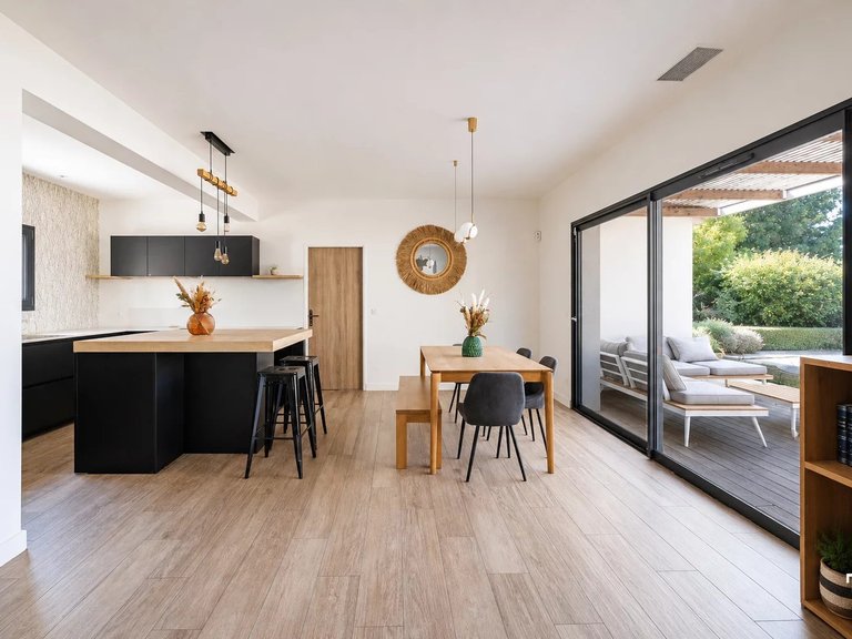 Villa for Sale in Marseille, Marseille & Cote Bleu 5