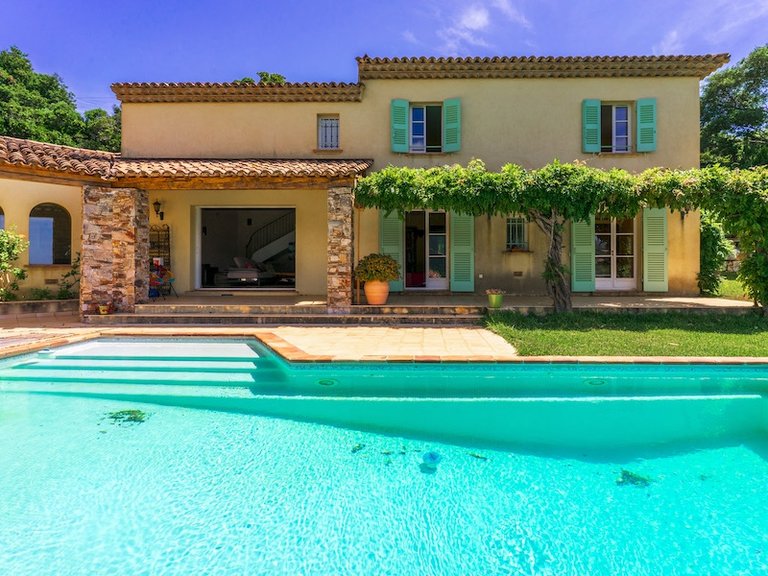 Villa for Sale in Cavalaire Sur Mer, Provence Coast (cassis To Cavalaire) 1