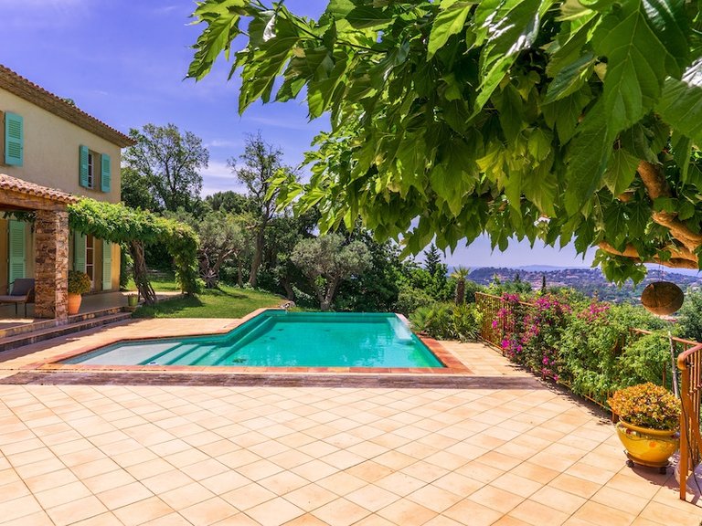 Villa for Sale in Cavalaire Sur Mer, Provence Coast (cassis To Cavalaire) 2