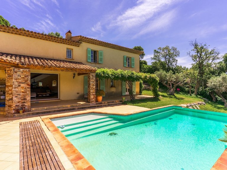 Villa for Sale in Cavalaire Sur Mer, Provence Coast (cassis To Cavalaire) 3