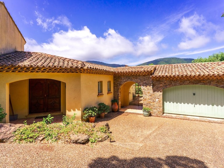 Villa for Sale in Cavalaire Sur Mer, Provence Coast (cassis To Cavalaire) 15