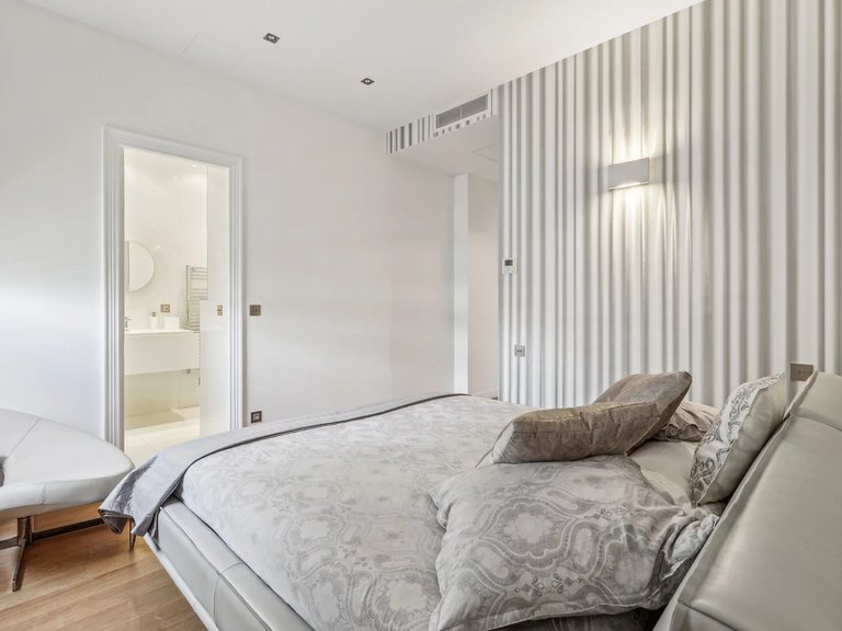 Apartment for Sale in 16th (trocadéro - Etoile - Passy), Golden Triangle - Trocadéro (8th - 16th) 12