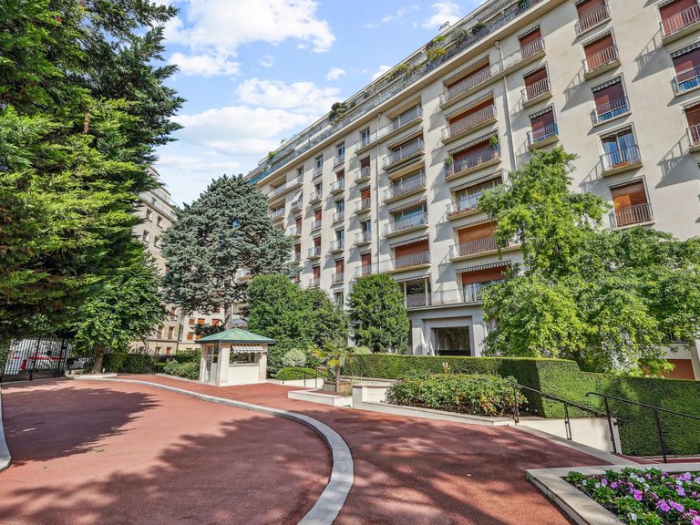 Apartment for Sale in 16th (trocadéro - Etoile - Passy), Golden Triangle - Trocadéro (8th - 16th) 17