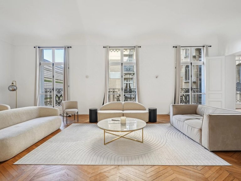 Apartment for Sale in 16th (trocadéro - Etoile - Passy), Golden Triangle - Trocadéro (8th - 16th) 1
