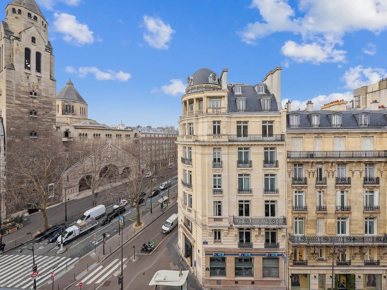Apartment for Sale in 8th (golden Triangle - Parc Monceau), Golden Triangle - Trocadéro (8th - 16th) 1
