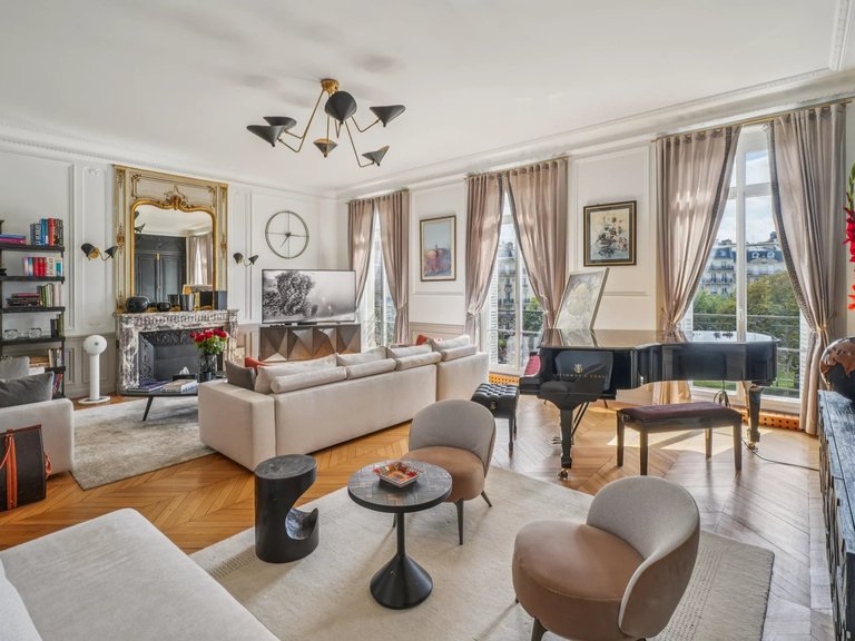 Apartment for Sale in 16th (trocadéro - Etoile - Passy), Golden Triangle - Trocadéro (8th - 16th) 1