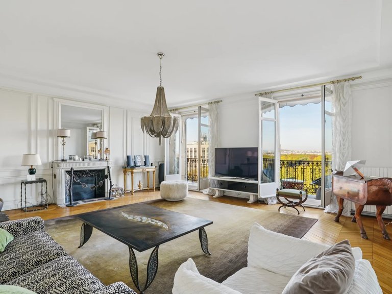Apartment for Sale in 16th (trocadéro - Etoile - Passy), Golden Triangle - Trocadéro (8th - 16th) 1