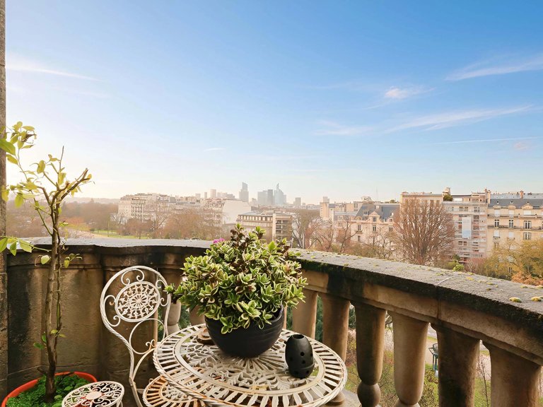 Apartment for Sale in 16th (trocadéro - Etoile - Passy), Golden Triangle - Trocadéro (8th - 16th) 1
