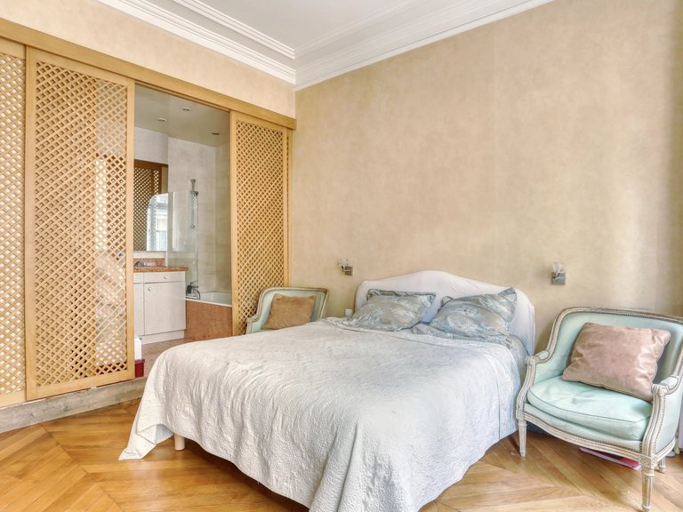 Apartment for Sale in 16th (trocadéro - Etoile - Passy), Golden Triangle - Trocadéro (8th - 16th) 10