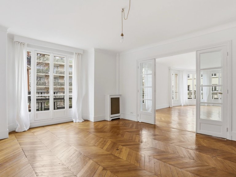 Apartment for Sale in 16th (trocadéro - Etoile - Passy), Golden Triangle - Trocadéro (8th - 16th) 3