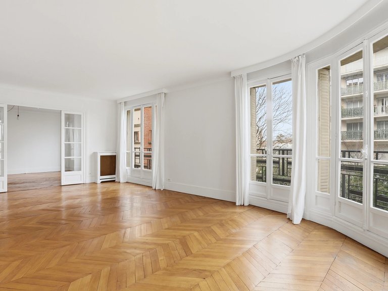 Apartment for Sale in 16th (trocadéro - Etoile - Passy), Golden Triangle - Trocadéro (8th - 16th) 4