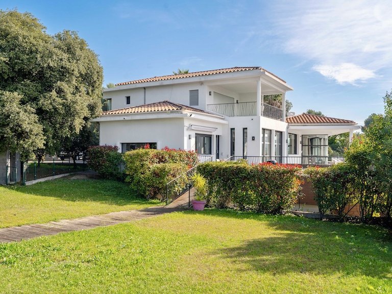 Villa for Sale in La Cadiere D Azur, Provence Coast (cassis To Cavalaire) 2