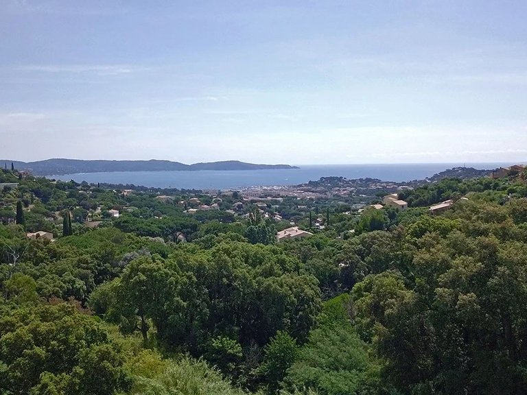 Villa for Sale in Cavalaire Sur Mer, Provence Coast (cassis To Cavalaire) 1