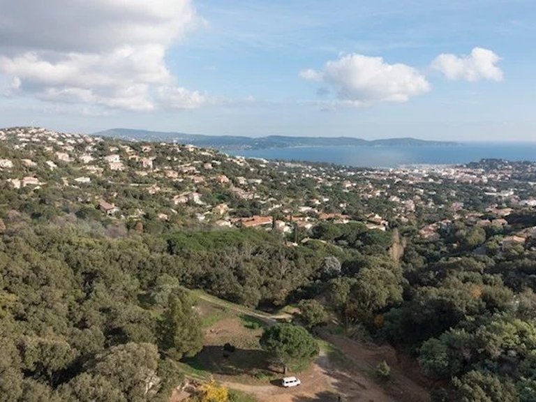 Villa for Sale in Cavalaire Sur Mer, Provence Coast (cassis To Cavalaire) 4
