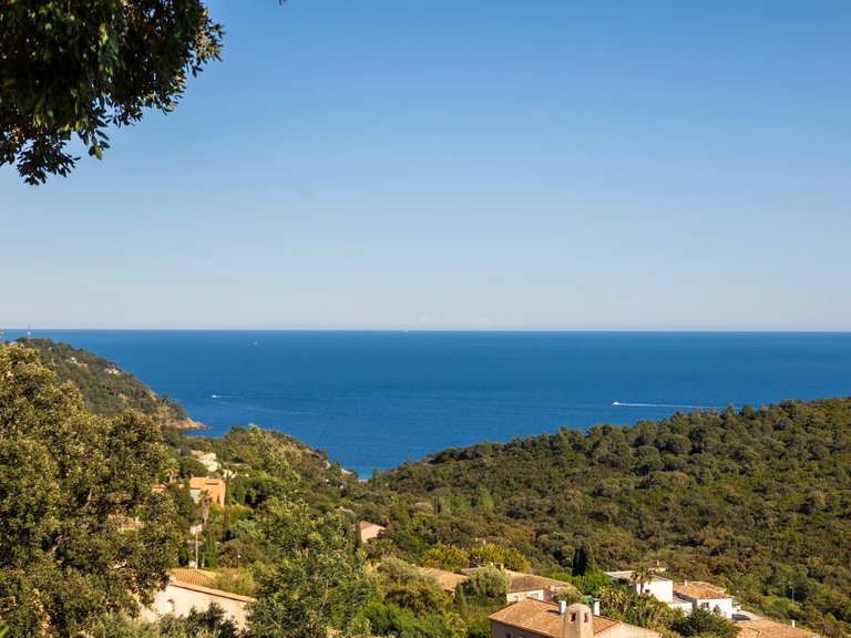 Villa for Sale in Cavalaire Sur Mer, Provence Coast (cassis To Cavalaire) 1