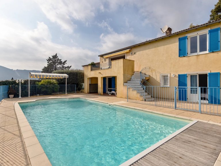 Villa for Sale in Cavalaire Sur Mer, Provence Coast (cassis To Cavalaire) 2