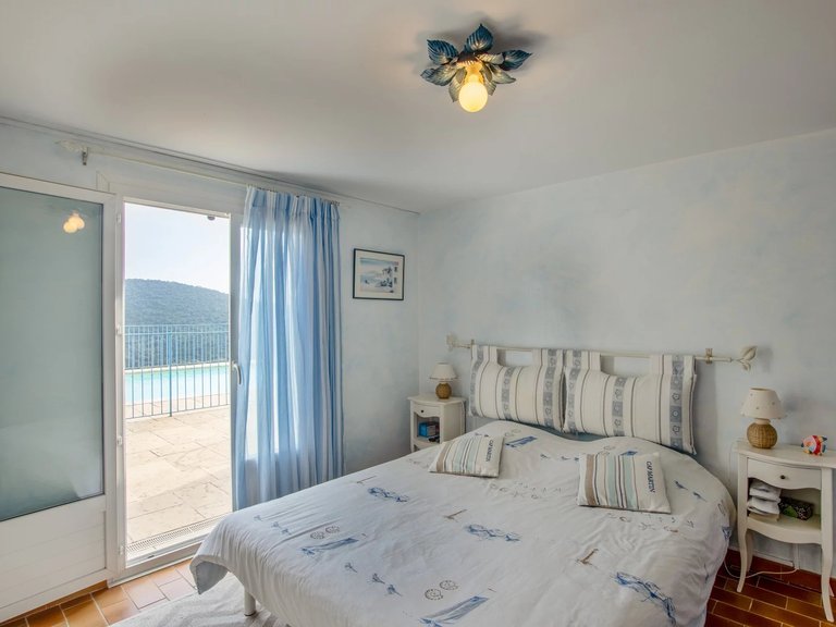 Villa for Sale in Cavalaire Sur Mer, Provence Coast (cassis To Cavalaire) 12