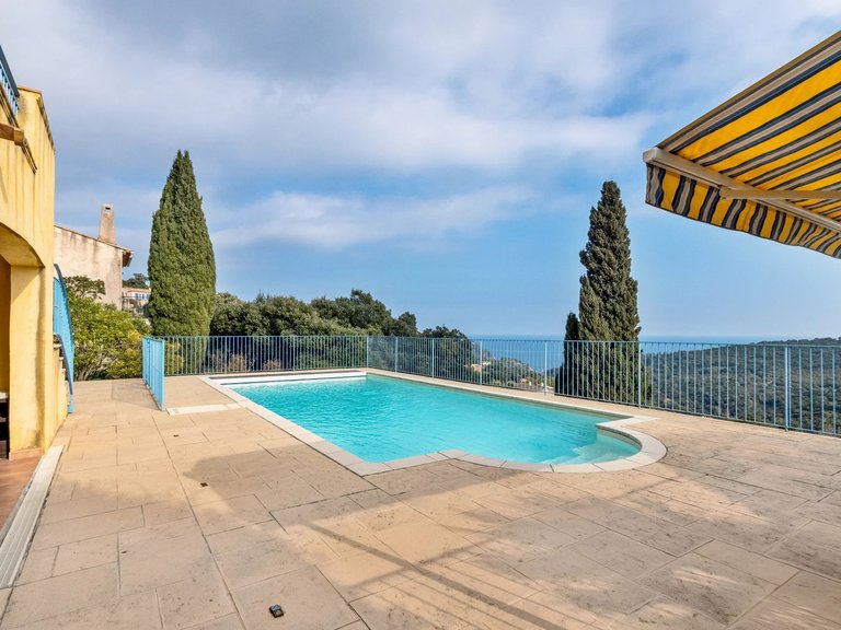 Villa for Sale in Cavalaire Sur Mer, Provence Coast (cassis To Cavalaire) 16