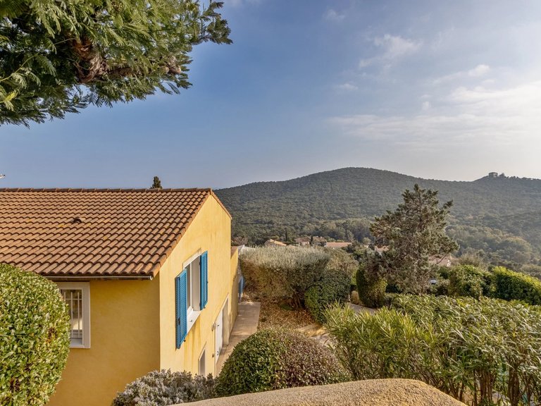 Villa for Sale in Cavalaire Sur Mer, Provence Coast (cassis To Cavalaire) 17