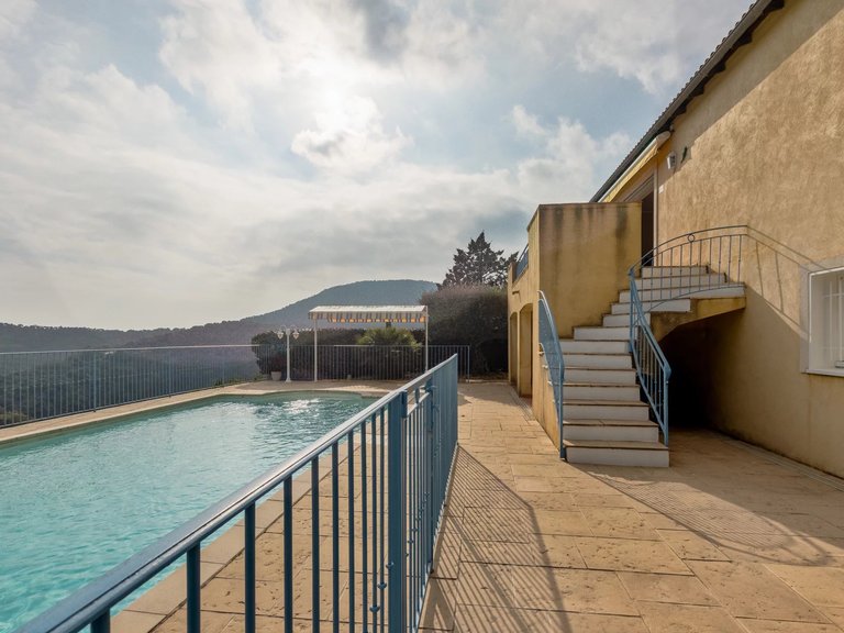 Villa for Sale in Cavalaire Sur Mer, Provence Coast (cassis To Cavalaire) 18