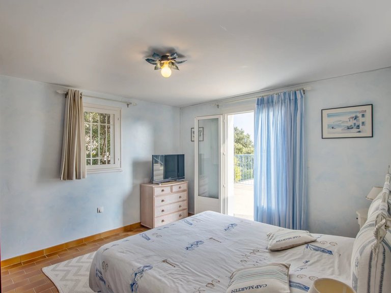 Villa for Sale in Cavalaire Sur Mer, Provence Coast (cassis To Cavalaire) 19