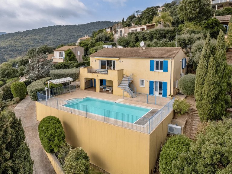 Villa for Sale in Cavalaire Sur Mer, Provence Coast (cassis To Cavalaire) 3