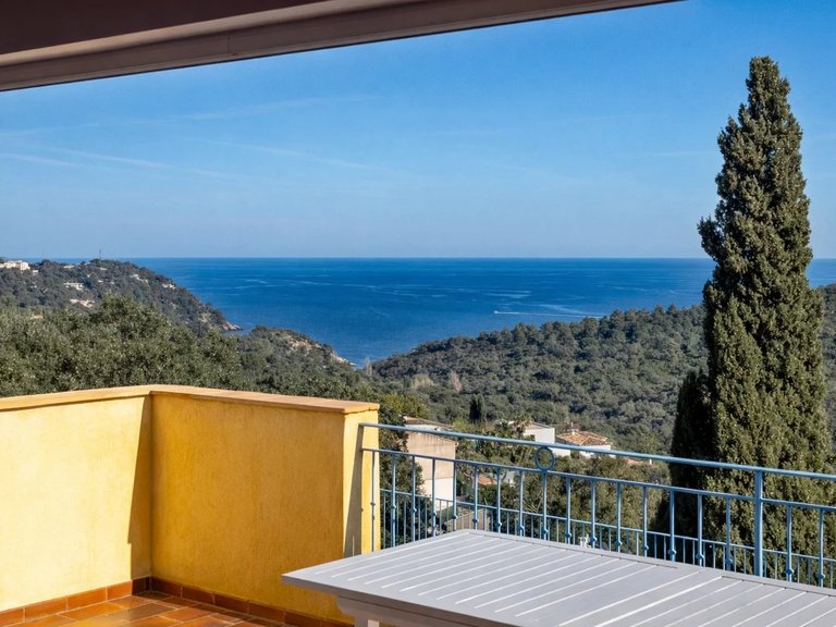 Villa for Sale in Cavalaire Sur Mer, Provence Coast (cassis To Cavalaire) 4
