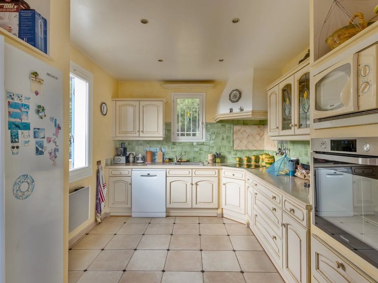 Villa for Sale in Cavalaire Sur Mer, Provence Coast (cassis To Cavalaire) 6