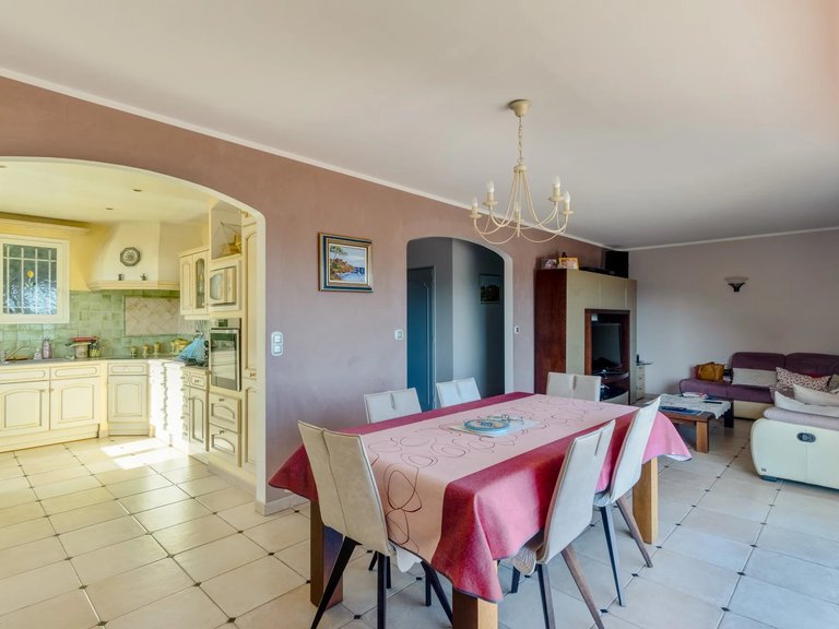 Villa for Sale in Cavalaire Sur Mer, Provence Coast (cassis To Cavalaire) 9