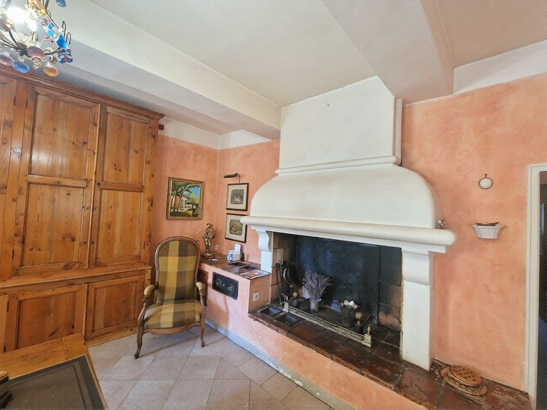 Villa for Sale in Oppede, The Luberon / Vaucluse 3