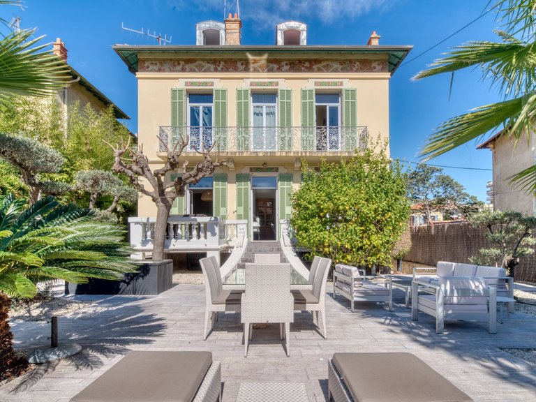 Villa for Sale in Cannes, Cannes Area 1