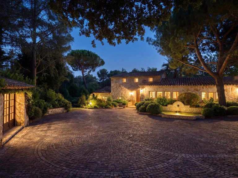 Villa for Sale in St Paul, Vence, St. Paul Area 9