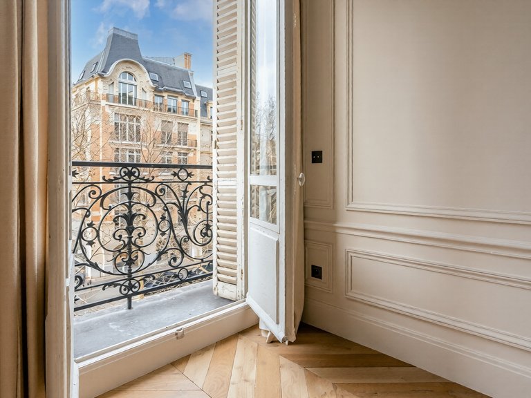 Apartment for Sale in 16th (trocadéro - Etoile - Passy), Golden Triangle - Trocadéro (8th - 16th) 1
