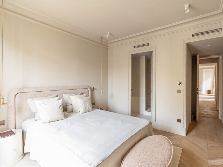 Apartment for Sale in 16th (trocadéro - Etoile - Passy), Golden Triangle - Trocadéro (8th - 16th) 9