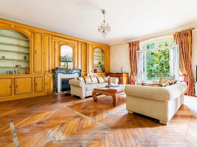 Apartment for Sale in 16th (trocadéro - Etoile - Passy), Golden Triangle - Trocadéro (8th - 16th) 1