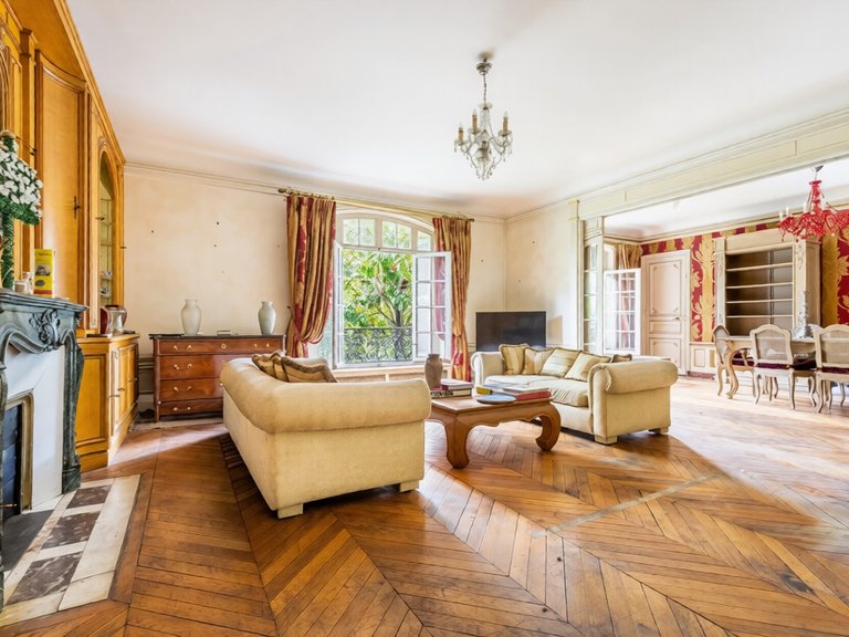 Apartment for Sale in 16th (trocadéro - Etoile - Passy), Golden Triangle - Trocadéro (8th - 16th) 3
