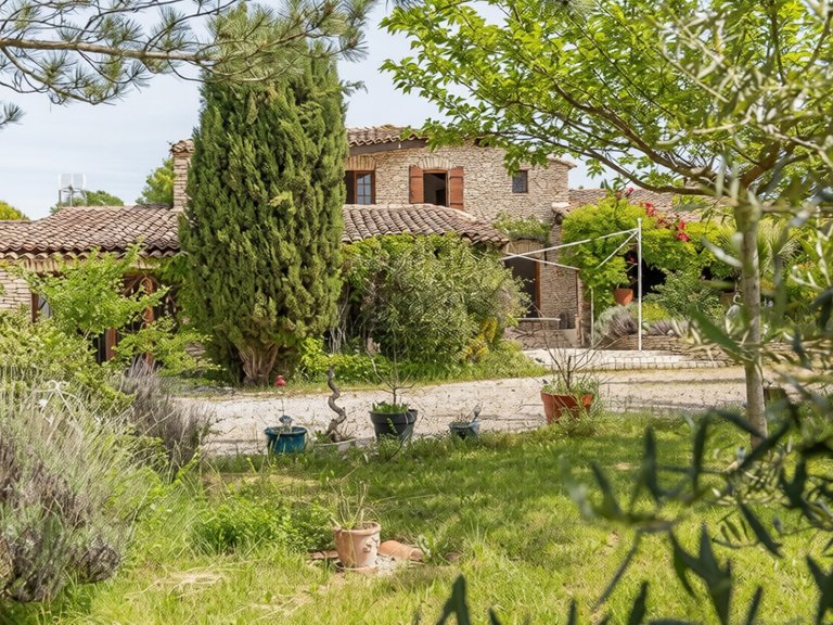 Villa for Sale in Gordes, The Luberon / Vaucluse 1