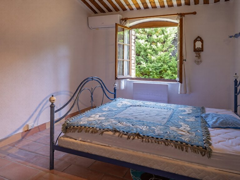 Villa for Sale in Gordes, The Luberon / Vaucluse 11