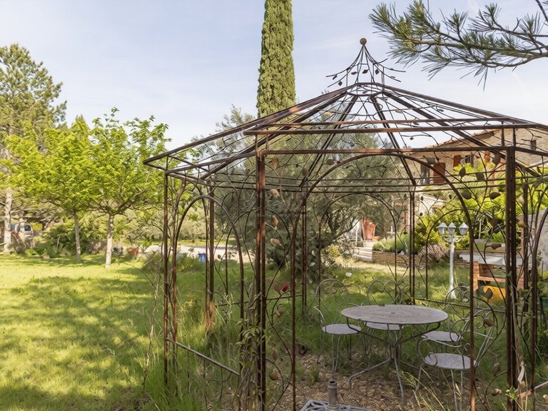 Villa for Sale in Gordes, The Luberon / Vaucluse 16